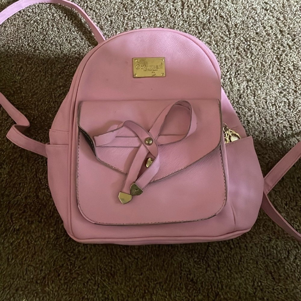 Pink purse, used like three times, big inside space, lots of pockets.